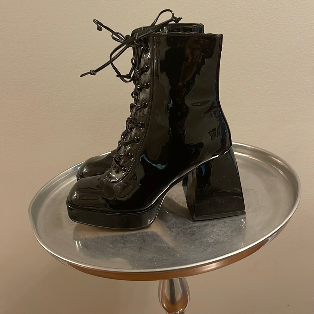 Circus size 6.5 new boots! Have zipper inside and laces!